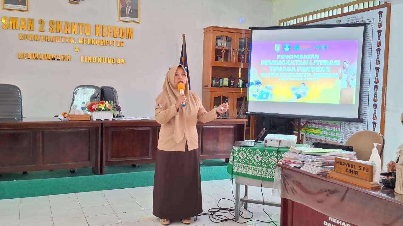 PELATIHAN PENINGKATAN LITERASI TENAGA PENDIDIK DI SMAN 2 SKANTO